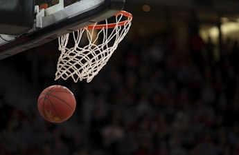 NBA总决赛篮球比赛直播，球员扣篮精彩瞬间